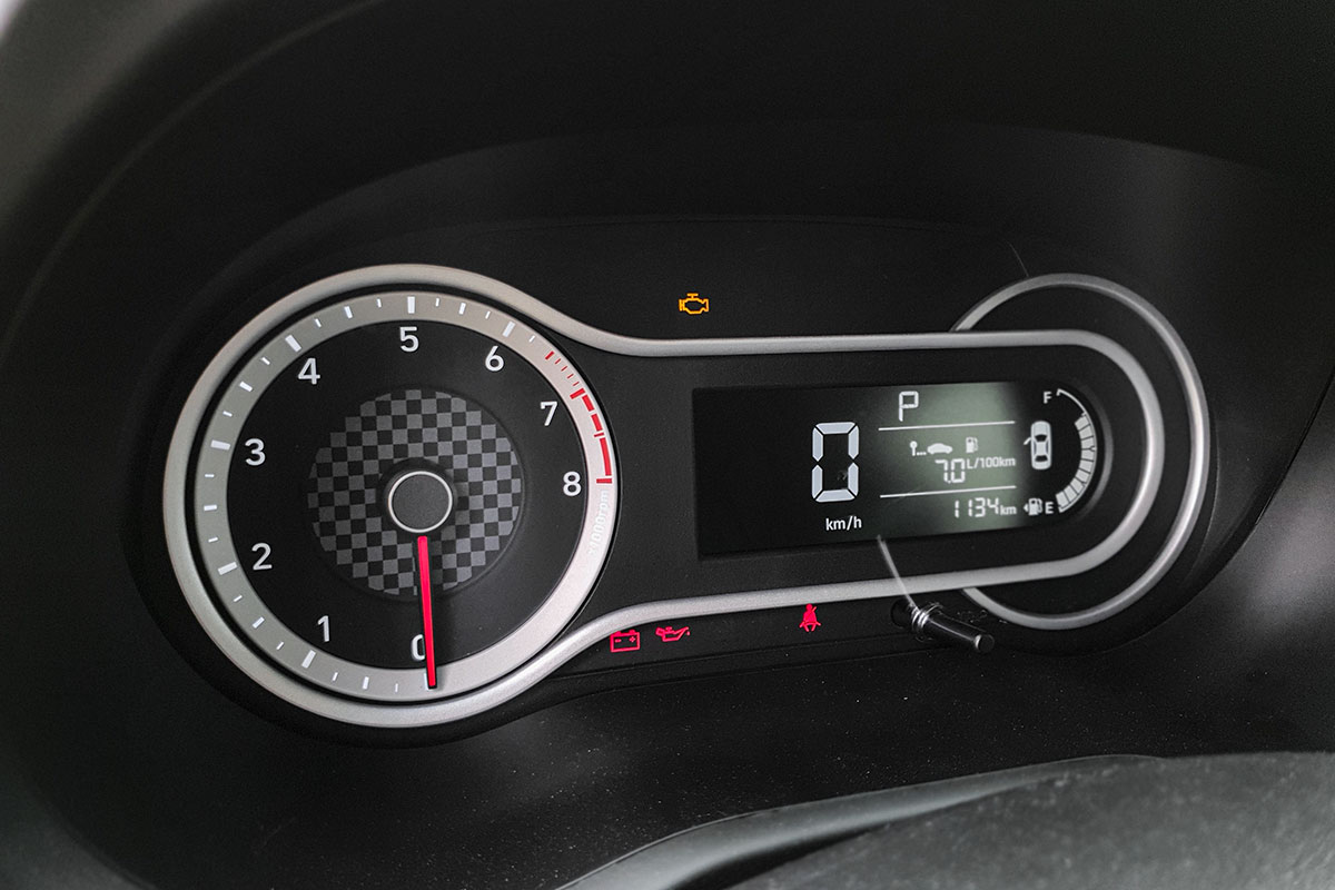 Đánh giá xe Hyundai Grand i10 2021: Cụm đồng hồ.