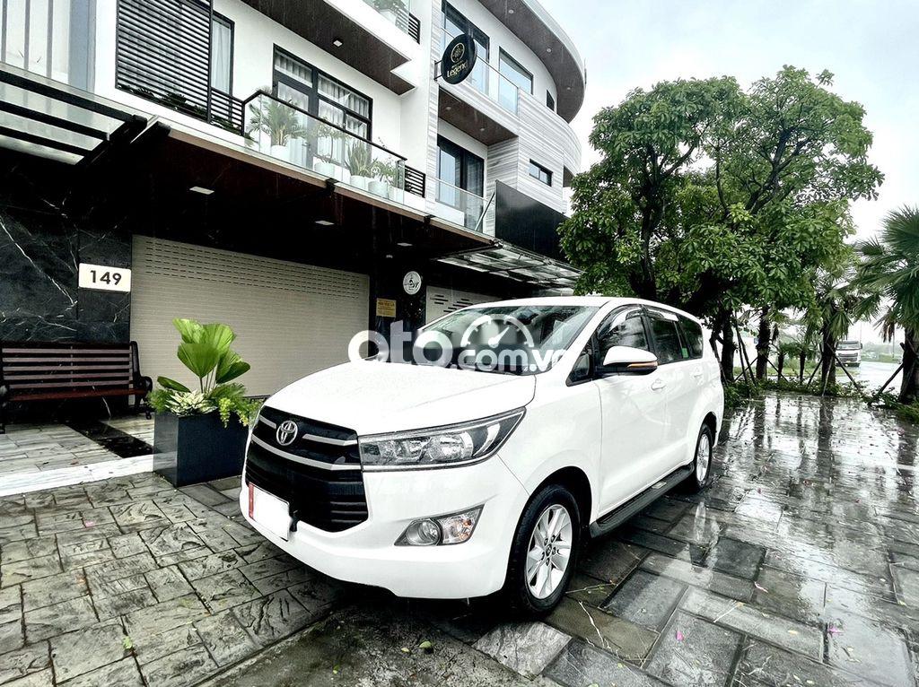 Cần bán lại xe Toyota Innova 2.0E sản xuất năm 2018, màu trắng xe gia đình