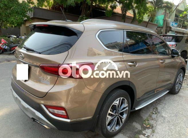 Cần bán xe Hyundai Santa Fe sản xuất 2019, màu nâu xe gia đình