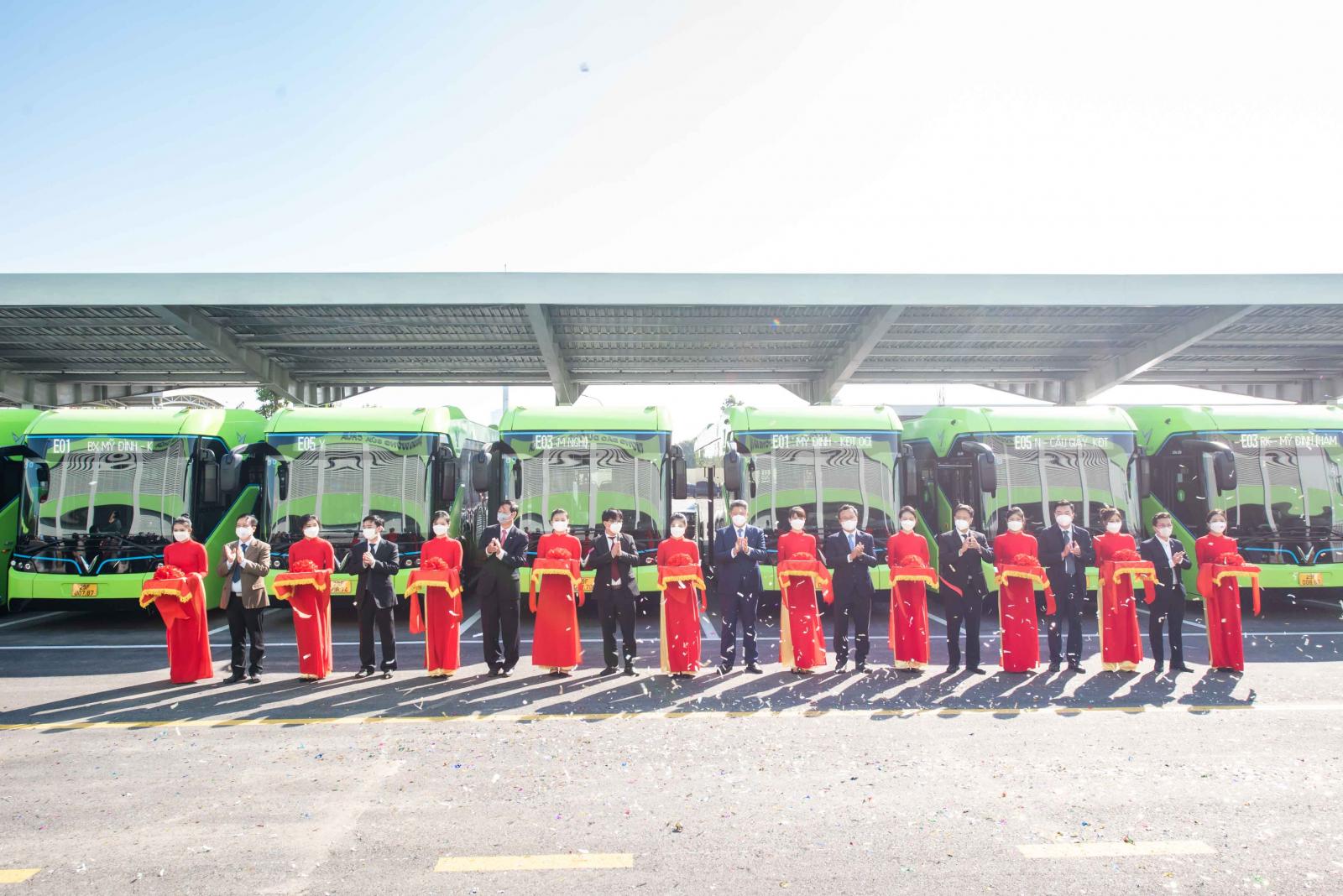 Xe buýt điện đầu tiên ở Việt Nam - VinBus chính thức hoạt động a1