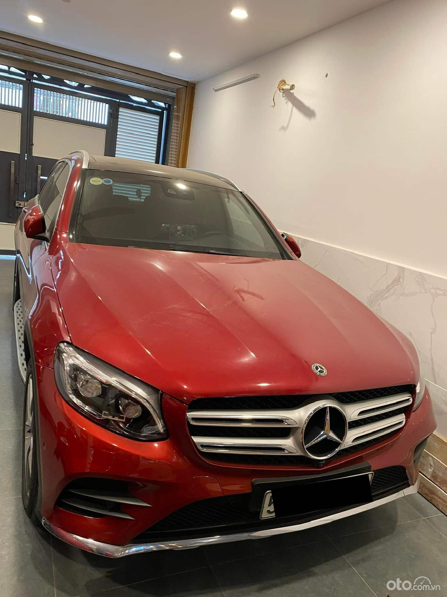 Cần bán gấp Mercedes GLC 300 năm sản xuất 2019, màu đỏ