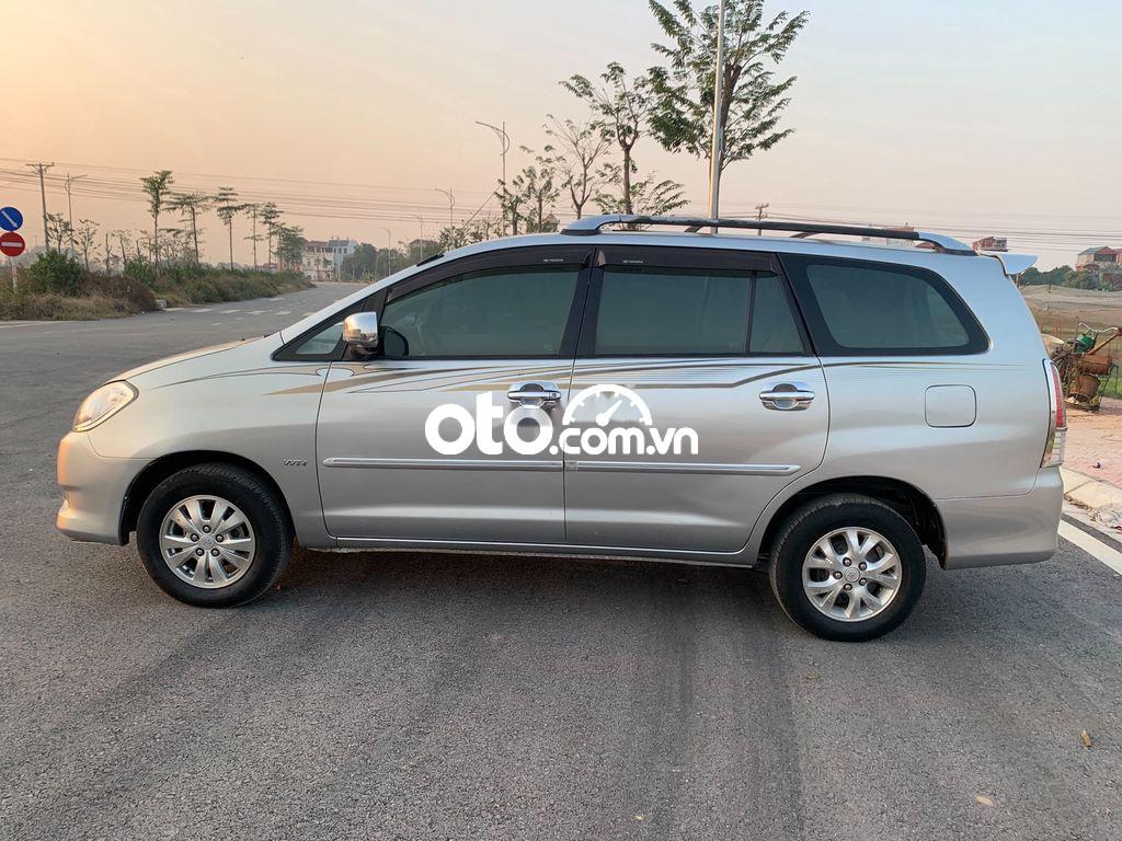 Cần bán xe Toyota Innova V đời 2009, màu bạc số tự động