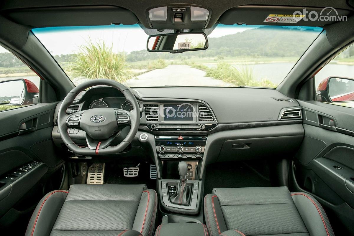Khoang nội thất Hyundai Elantra.