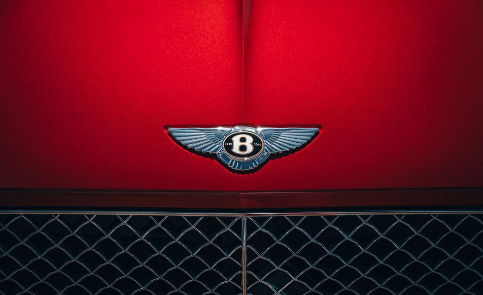 logo thương hiệu trên xe Bentley Continental.