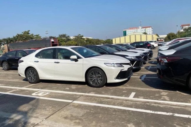 Lô xe Toyota Camry 2022 đầu tiên cập bến thị trường Việt với nhiều điểm nhấn mới a2