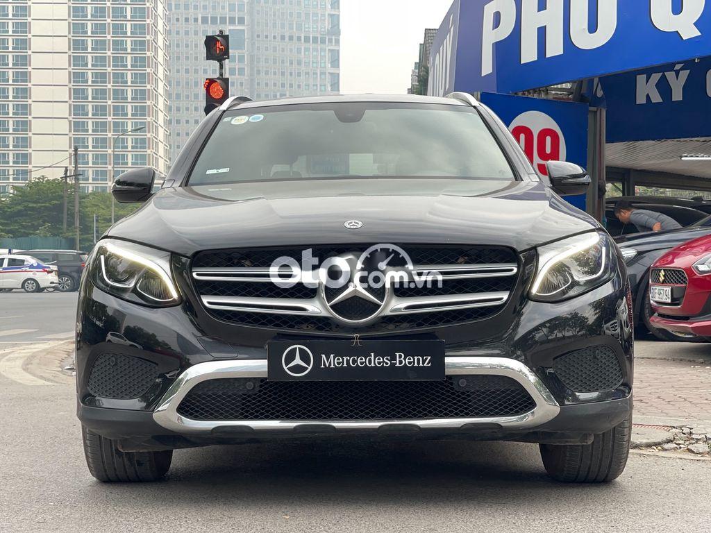 Cần bán lại xe Mercedes GLC 200 đời 2018, màu đen chính chủ