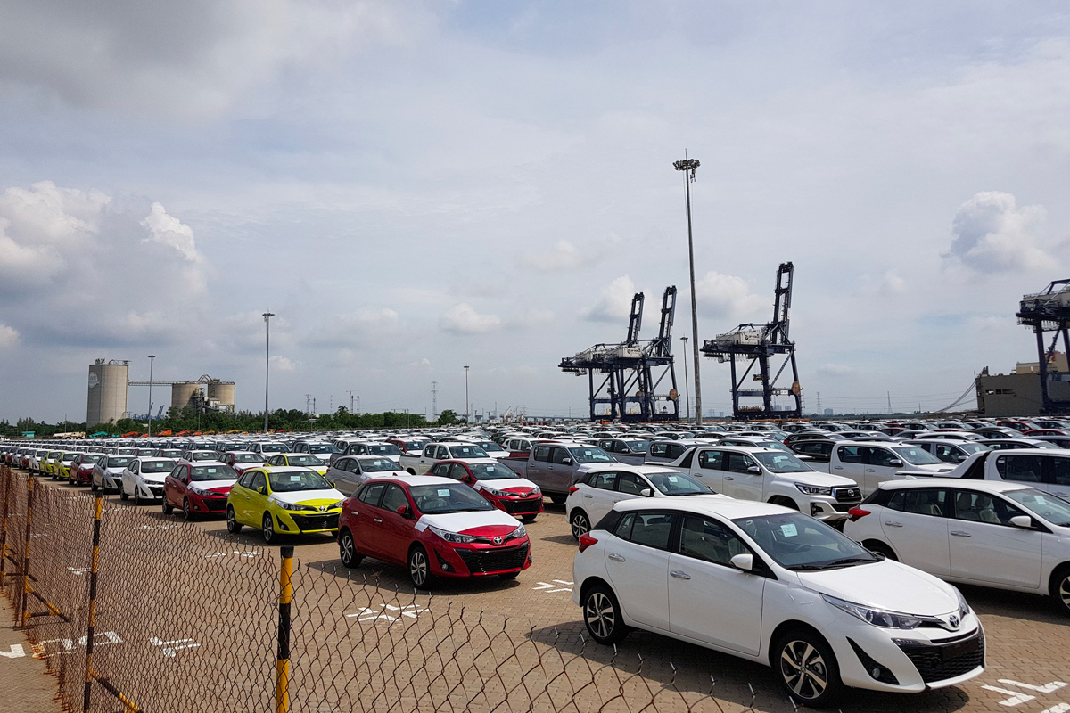Chạy đua xe nội, hơn 15 nghìn xe nhập khẩu ồ ạt về nước trong tháng 11.