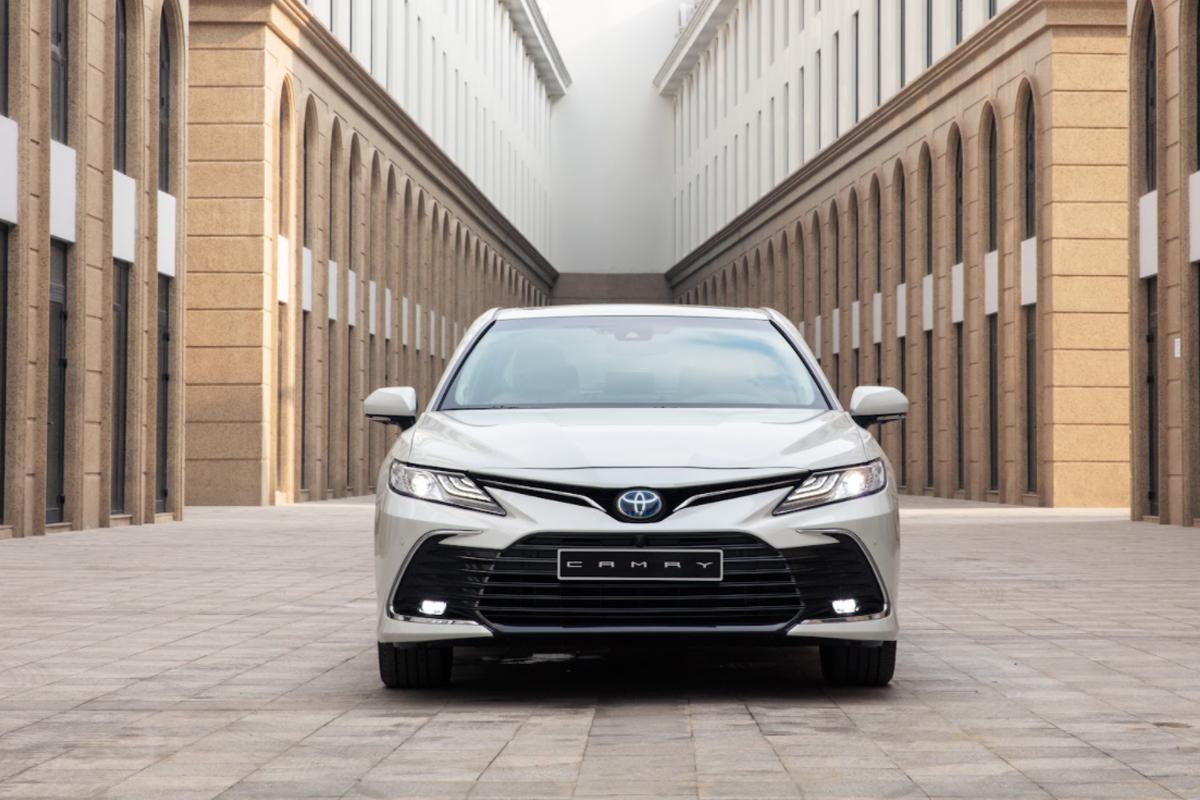 Toyota Camry 2022 chính thức ra mắt khách hàng Việt, chốt giá từ 1,05 tỷ đồng.
