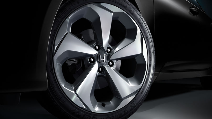 La-zăng 18 inch thiết kế phá cách, nhấn mạnh vẻ khỏe khoắn, vững chãi của Honda Accord 2022.
