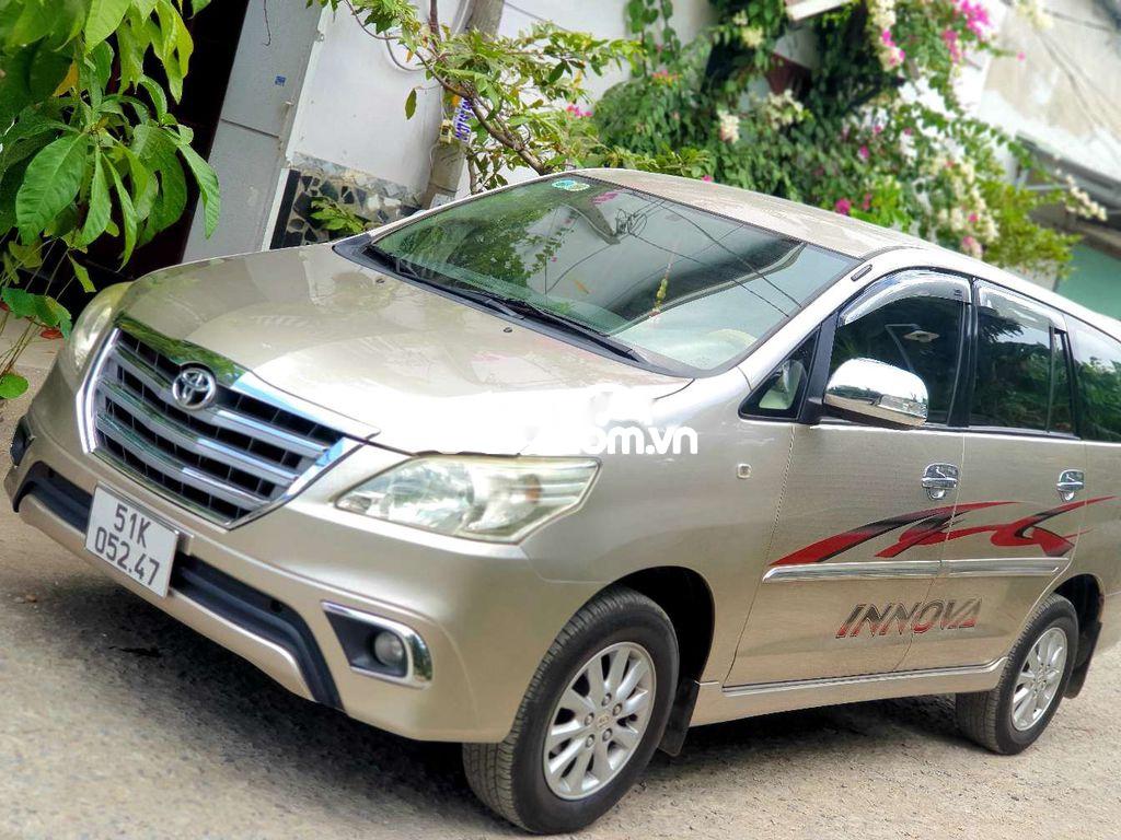 Cần bán Toyota Innova G AT sản xuất 2014, màu vàng cát