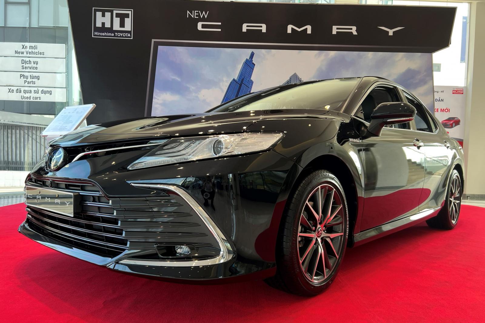 Giá lăn bánh xe Toyota Camry 2022: Cao nhất 1,6 tỷ đồng, khó đấu VinFast Lux A2.0 1