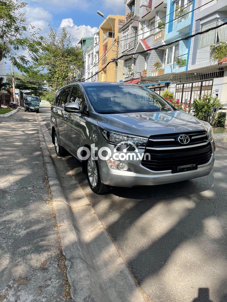 Cần bán gấp Toyota Innova 2.0 E sản xuất 2018, màu bạc số sàn