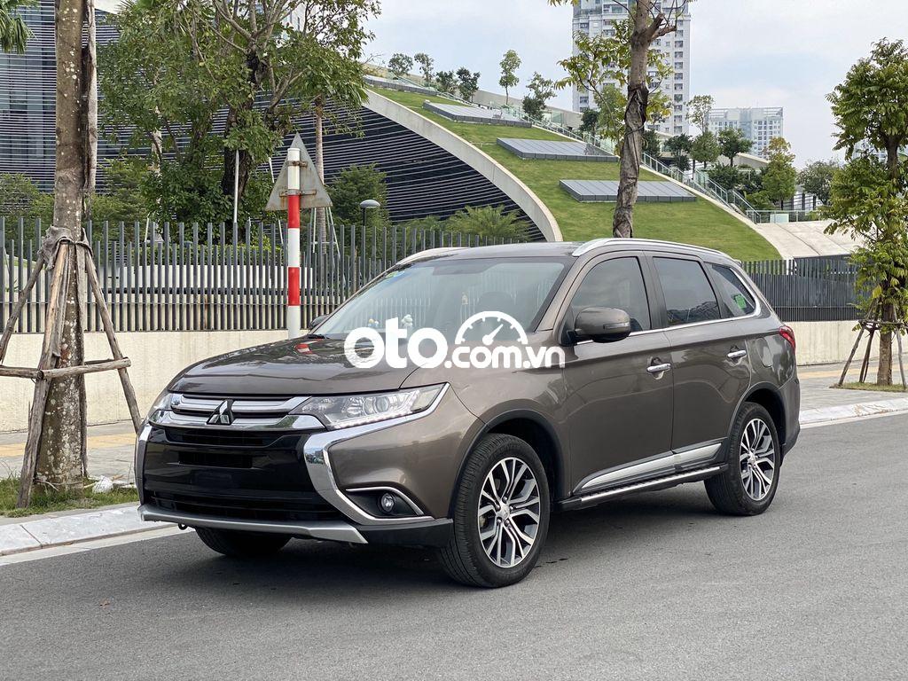 Cần bán xe Mitsubishi Outlander 2.0 CVT năm sản xuất 2018, màu xám 