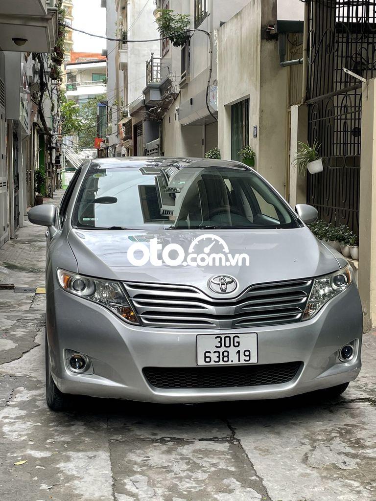 Cần bán gấp Toyota Venza AT sản xuất 2010, màu bạc, xe nhập chính chủ
