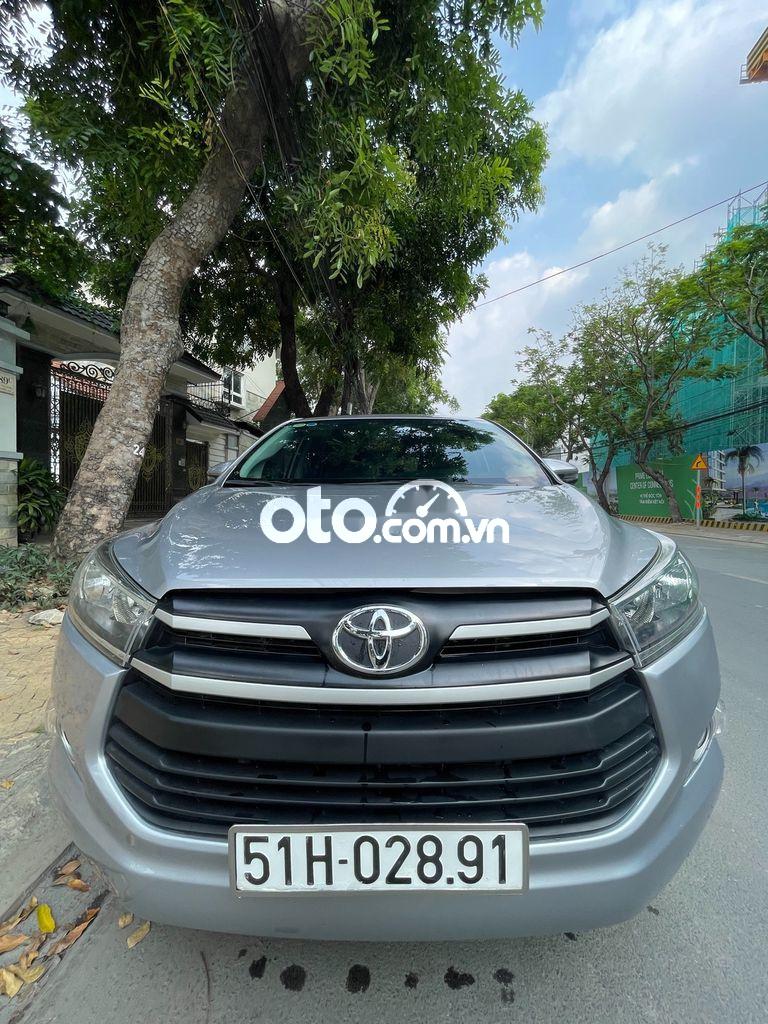 Cần bán xe Toyota Innova 2.0E sản xuất 2019, màu bạc chính chủ