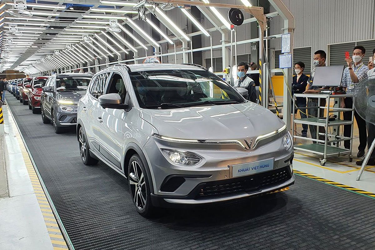 Ô tô điện “Made in Vietnam” được bàn giao tới tay người dùng.