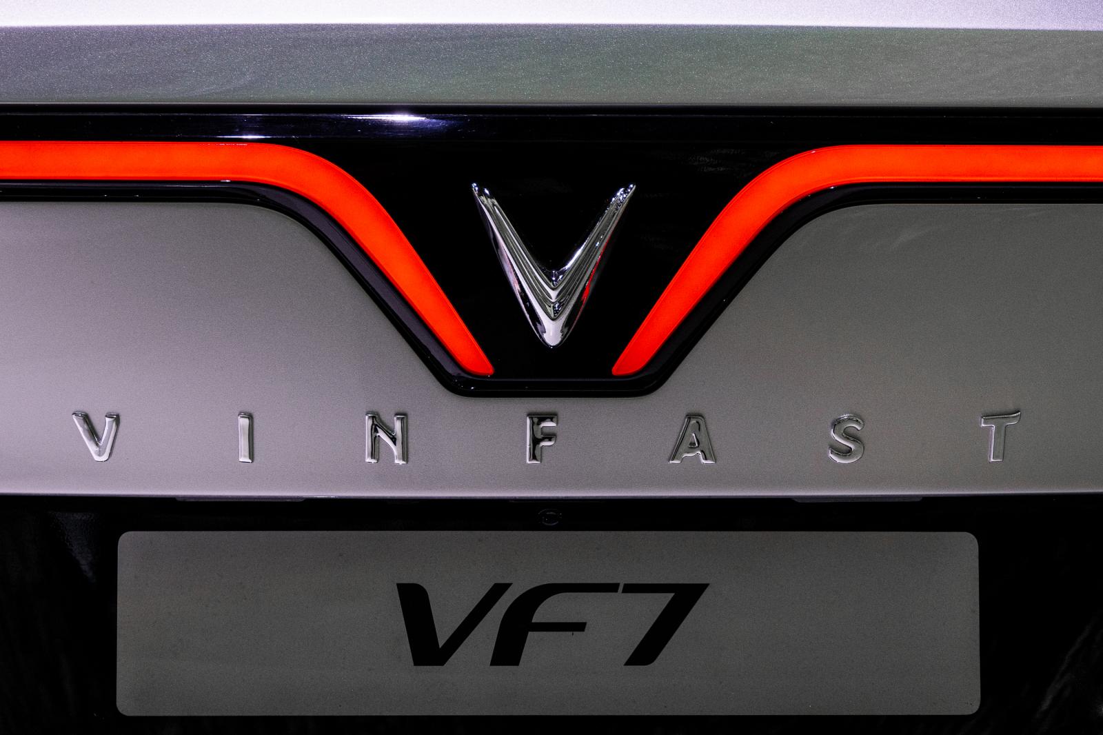 VinFast VF7 - mẫu xe điện hạng C vừa ra mắt có gì đặc biệt?