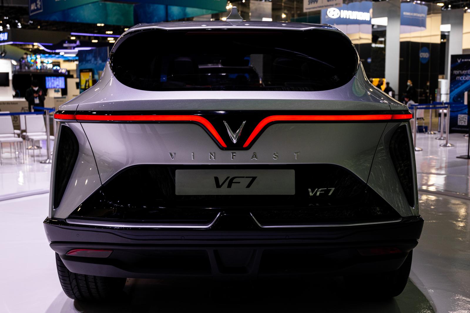 VinFast VF7 - mẫu xe điện hạng C vừa ra mắt có gì đặc biệt?