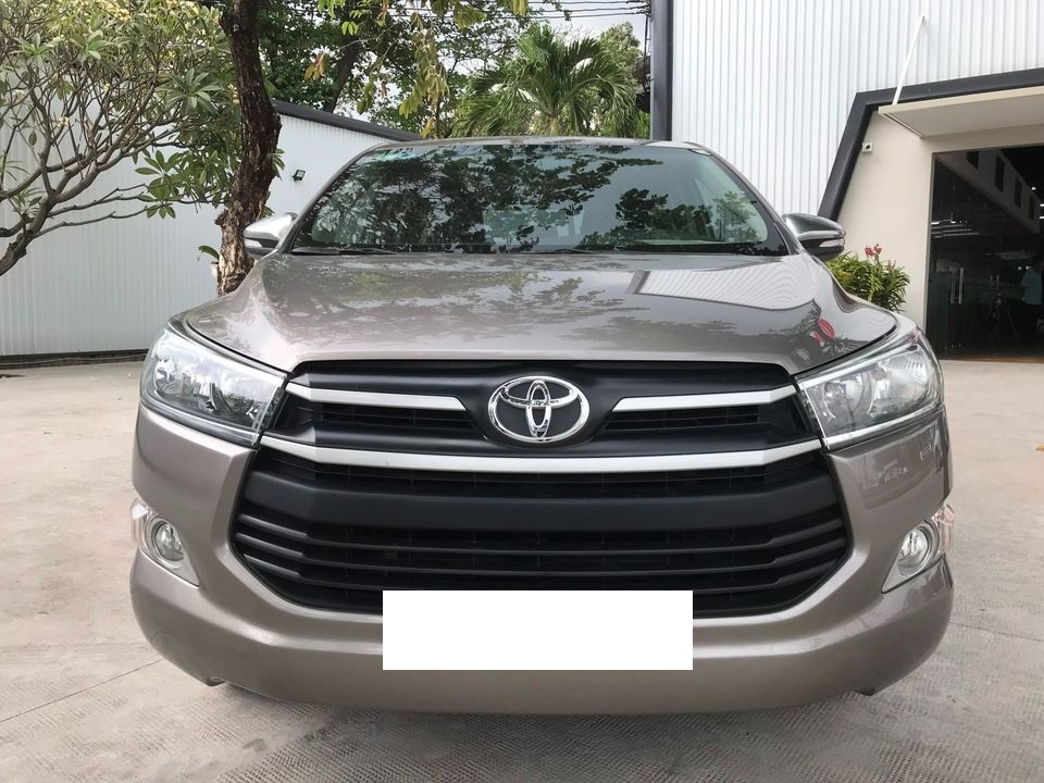 Cần bán Toyota Innova 2017, số tự động, bản G Full option, màu đồng