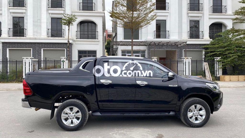 Cần bán gấp Toyota Hilux 3.0G 4x4 AT năm 2016, màu đen