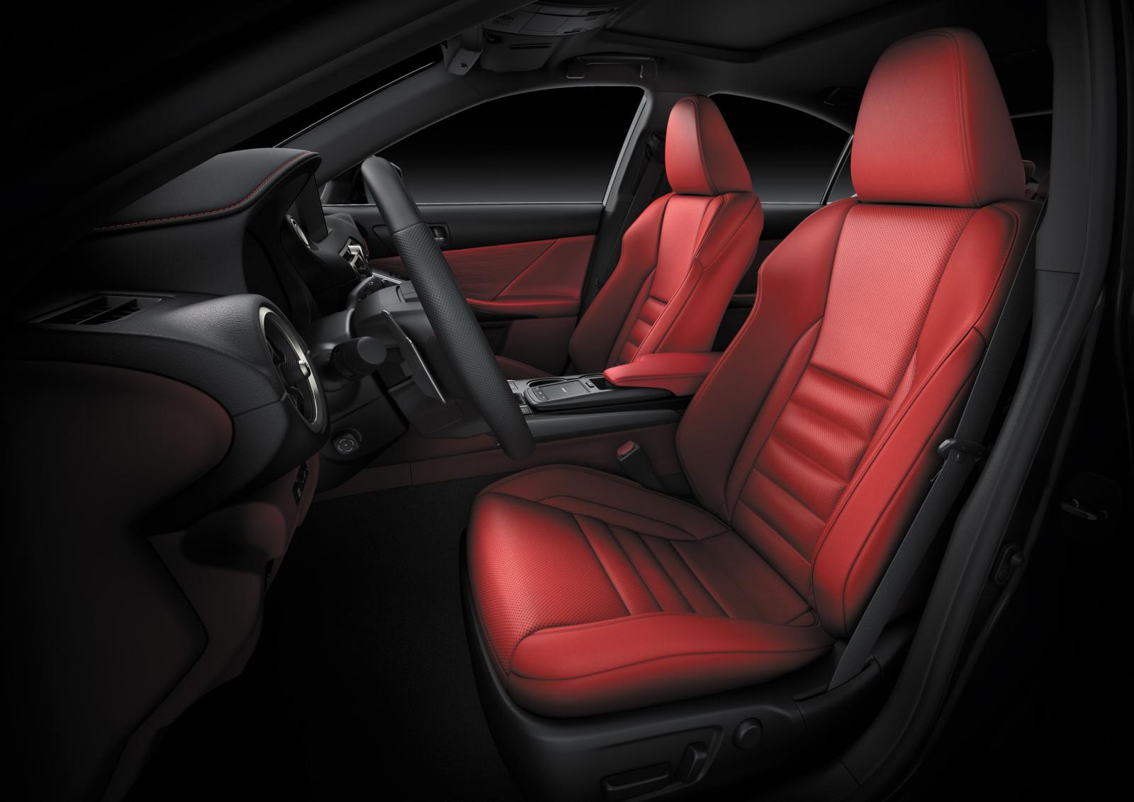 Ghế ngồi thể thao trên IS 300 F Sport 2022.