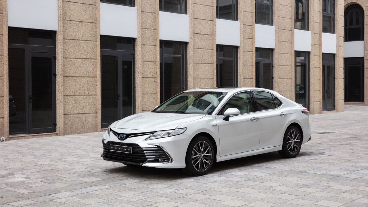 Toyota Camry trở thành mẫu xe thứ 2 của hãng được trang bị động cơ hybrid.