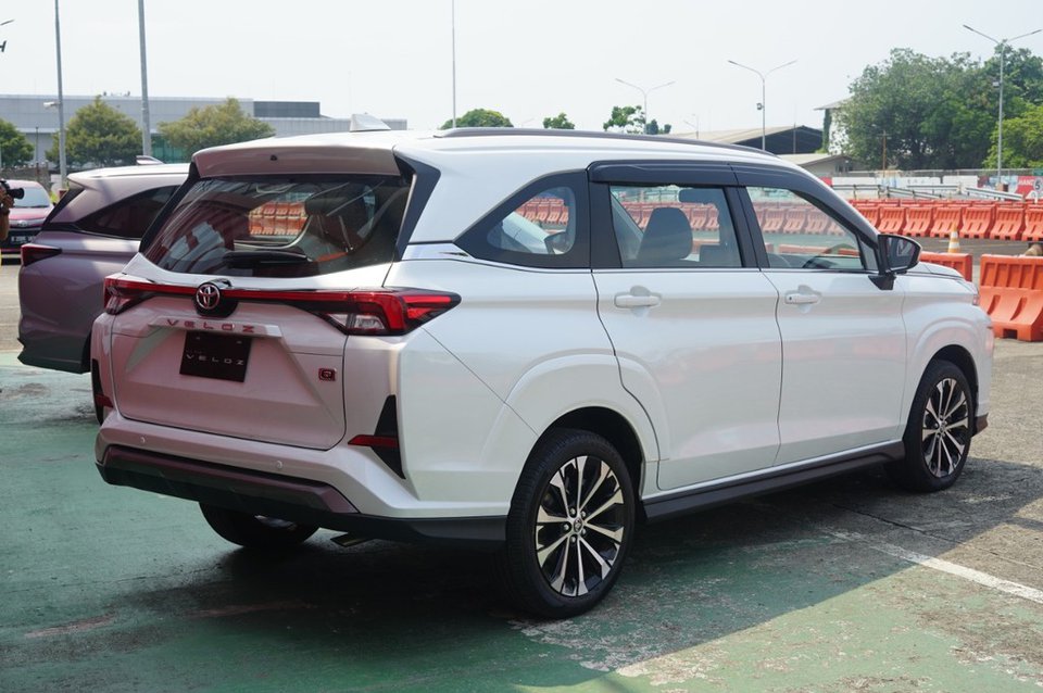 hông xe Toyota Veloz 2022.