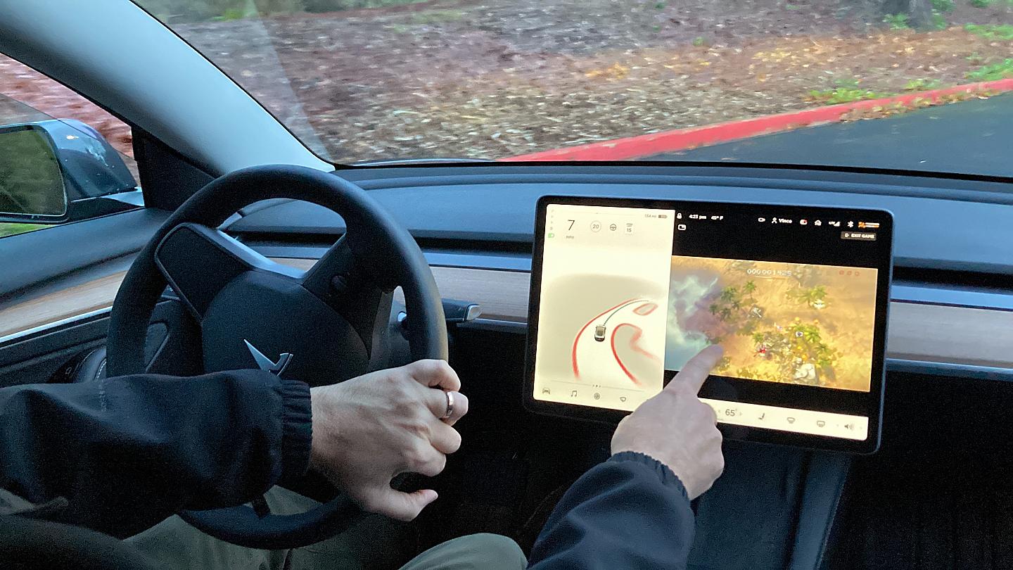 Người lái chơi game trên chiếc Tesla Model 3.