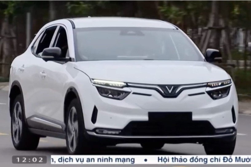 Chủ tịch nước Nguyễn Xuân Phúc trải nghiệm VinFast VF 8 cùng tỷ phú Phạm Nhật Vượng 1