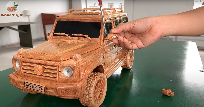 Mercedes-Benz G500 4x4² được chế tạo từ gỗ bách Phúc Kiến và được phủ lên một lớp sơn bóng đẹp mắt. 1