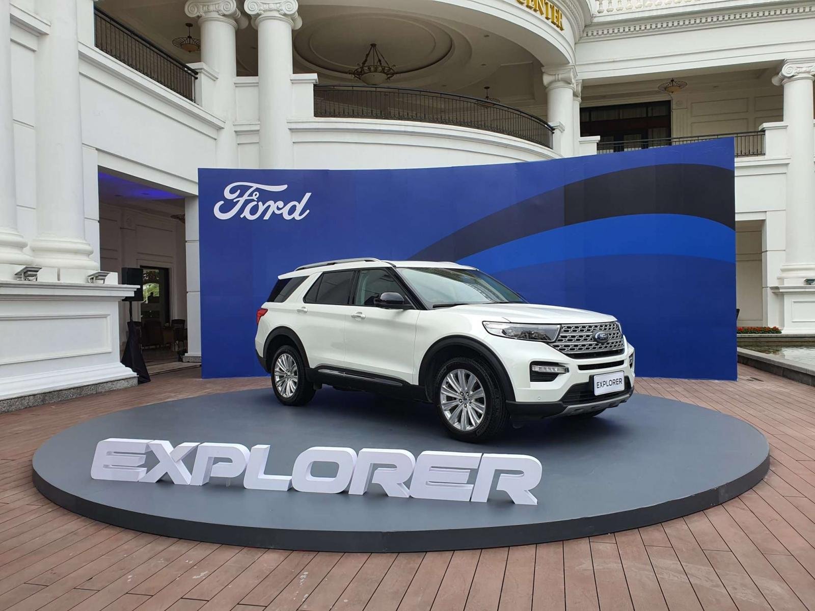 Nhiều mẫu xe HOT "bán bia kèm lạc" do khan hàng Ford Explorer 2022 chênh 200-300 triệu đồng 1