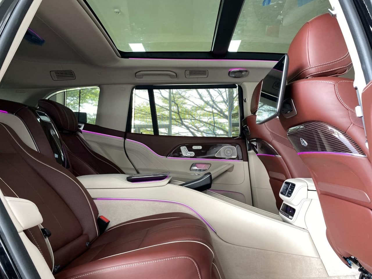 cửa sổ trời Mercedes-Maybach GLS 600.