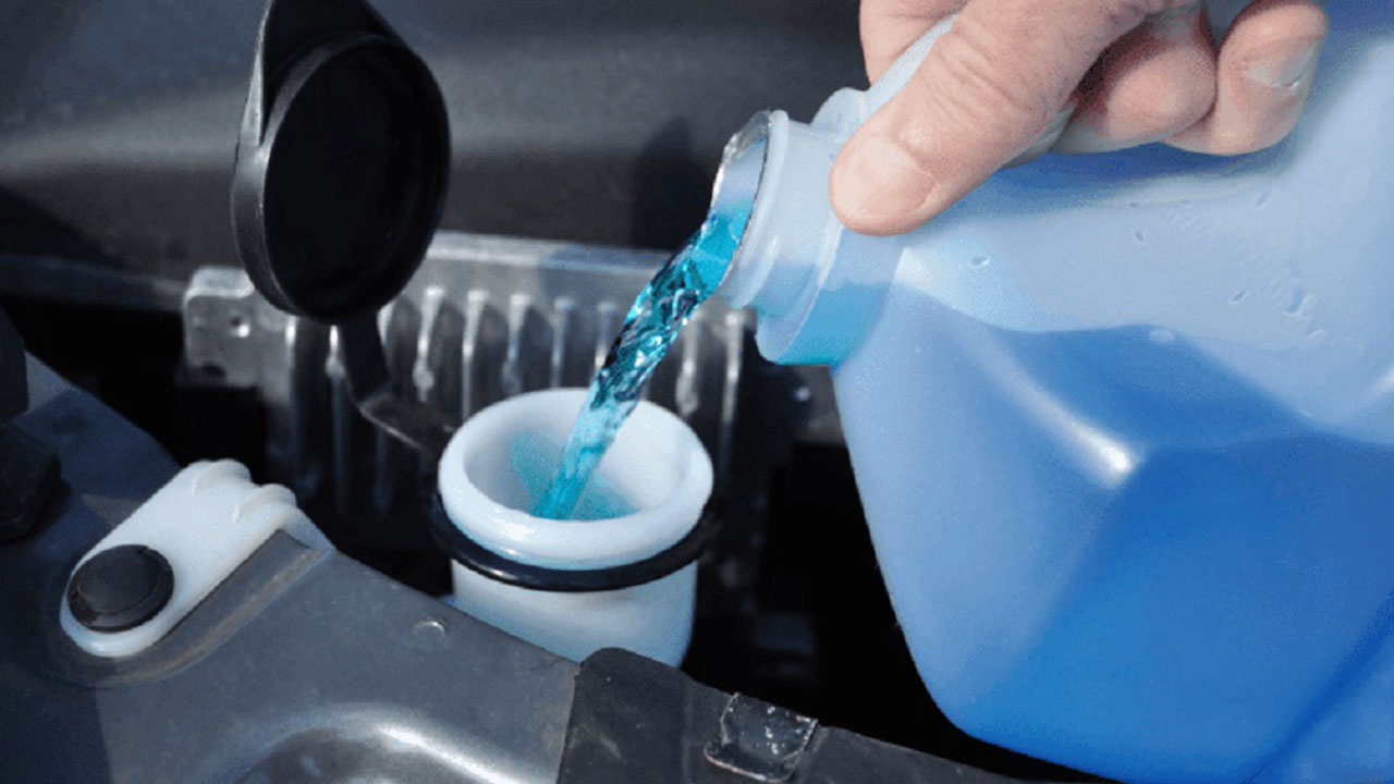 Sai lầm khi dùng nước làm mát động cơ thay cho nước rửa kính.