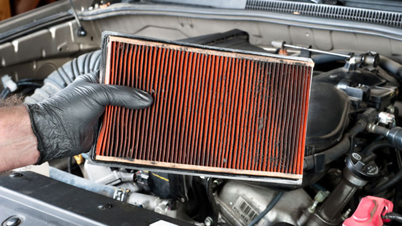 Bộ lọc không khí động cơ bị tắc hoặc bẩn.