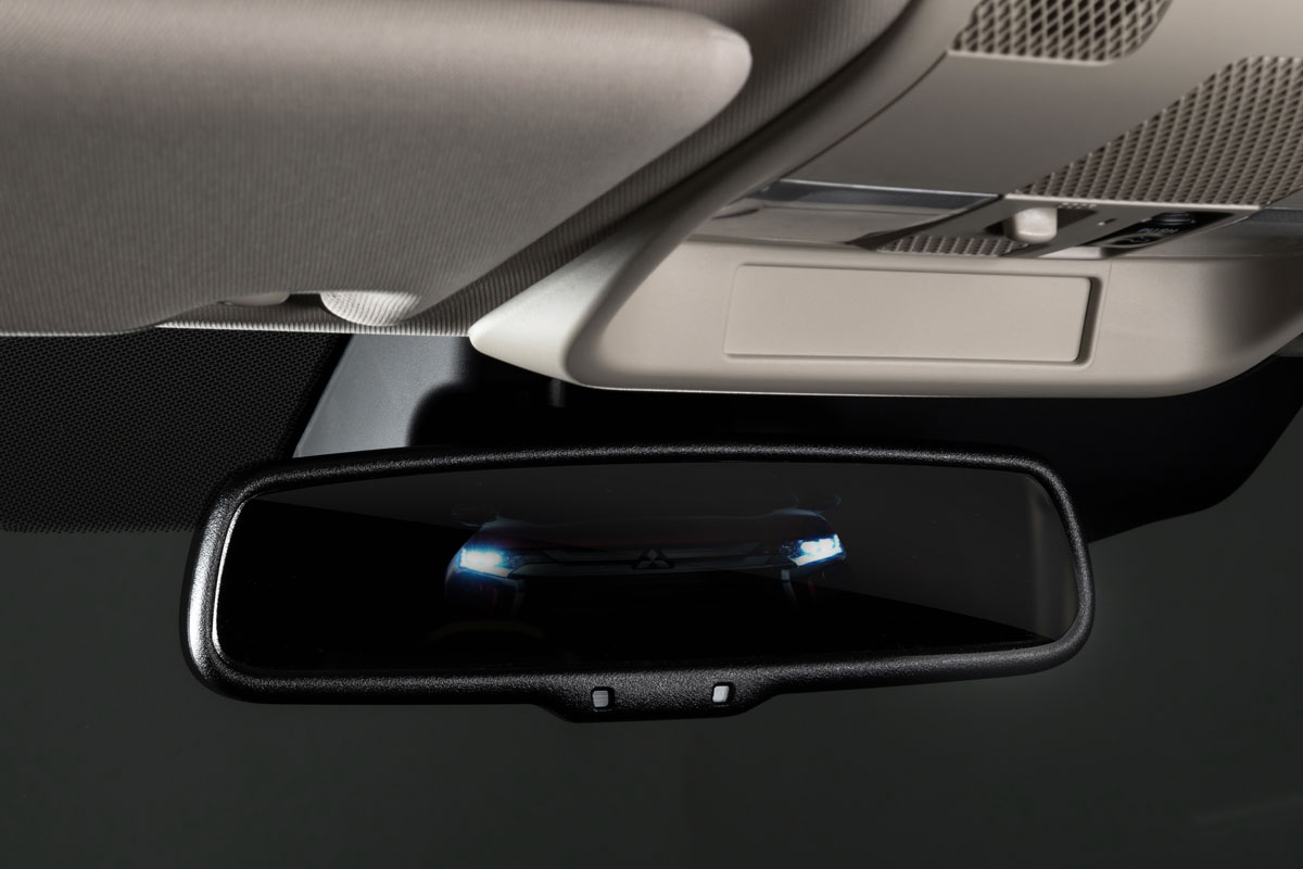 Mitsubishi Outlander 2022 bổ sung gương chiếu hậu trong xe chống chói tự động.