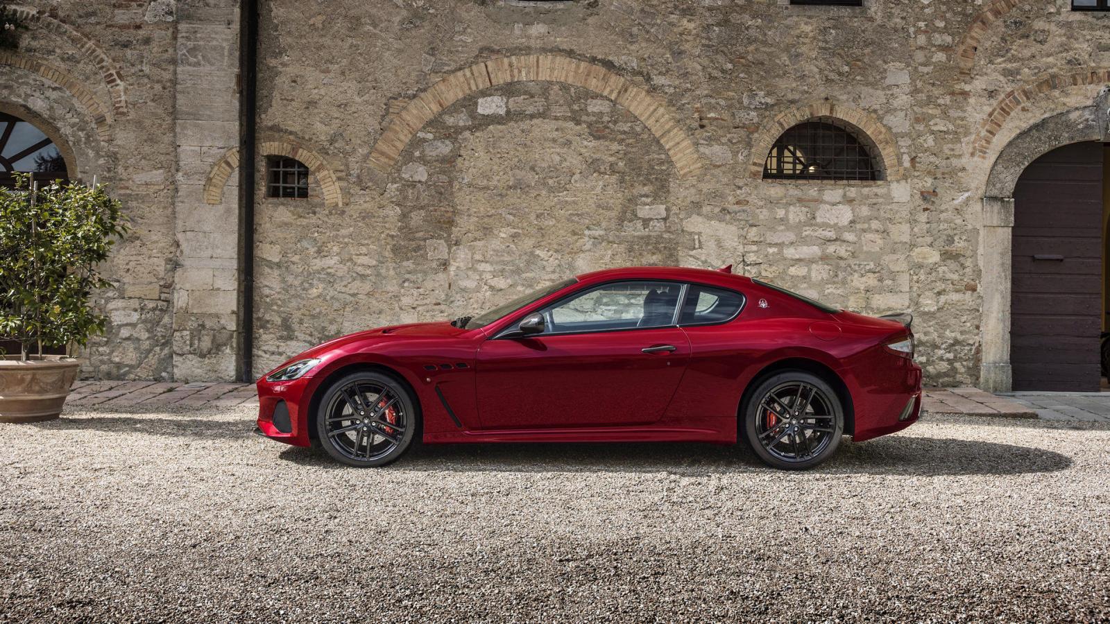 Thân xe Maserati GranTurismo.
