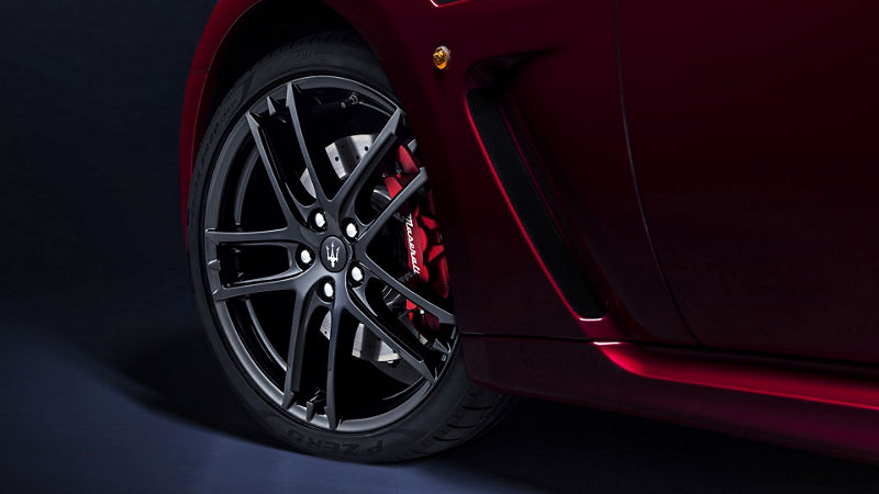 la-zăng xe Maserati GranTurismo.