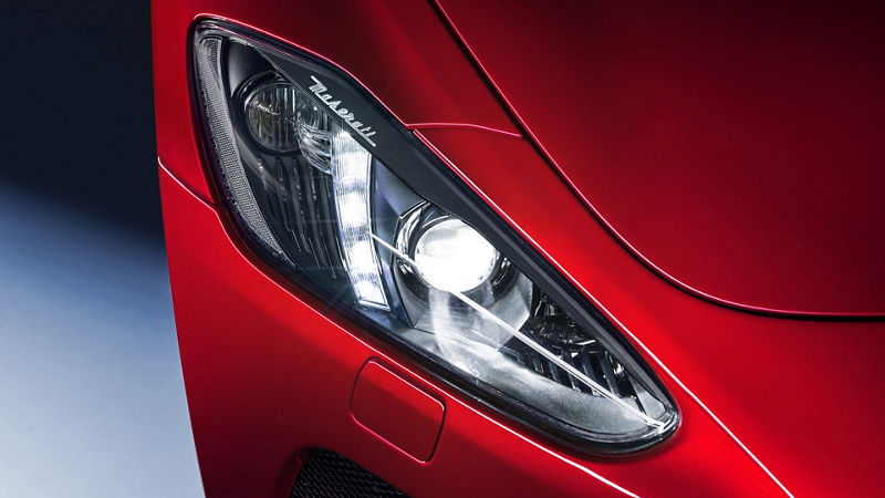 đèn xe Maserati GranTurismo.