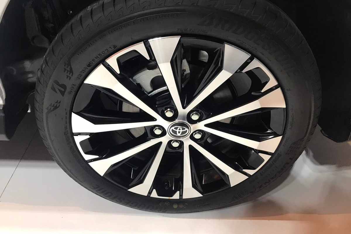 Toyota Veloz Cross sử dụng mâm đa chấu 17 inch kết hợp với lốp Bridgestone 1