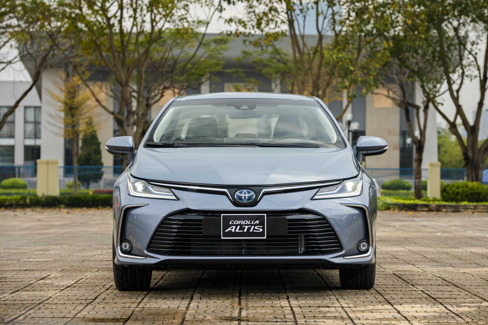 Ngoại thất xe Toyota Corolla Altis 2022.