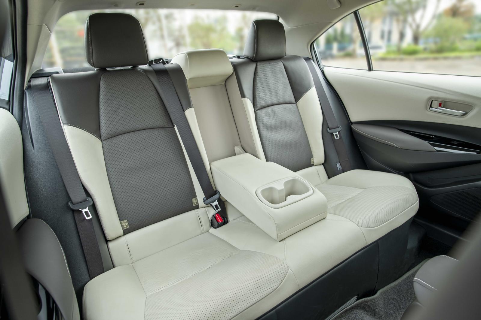 hàng ghế sau của xe Toyota Corolla Altis 2022.
