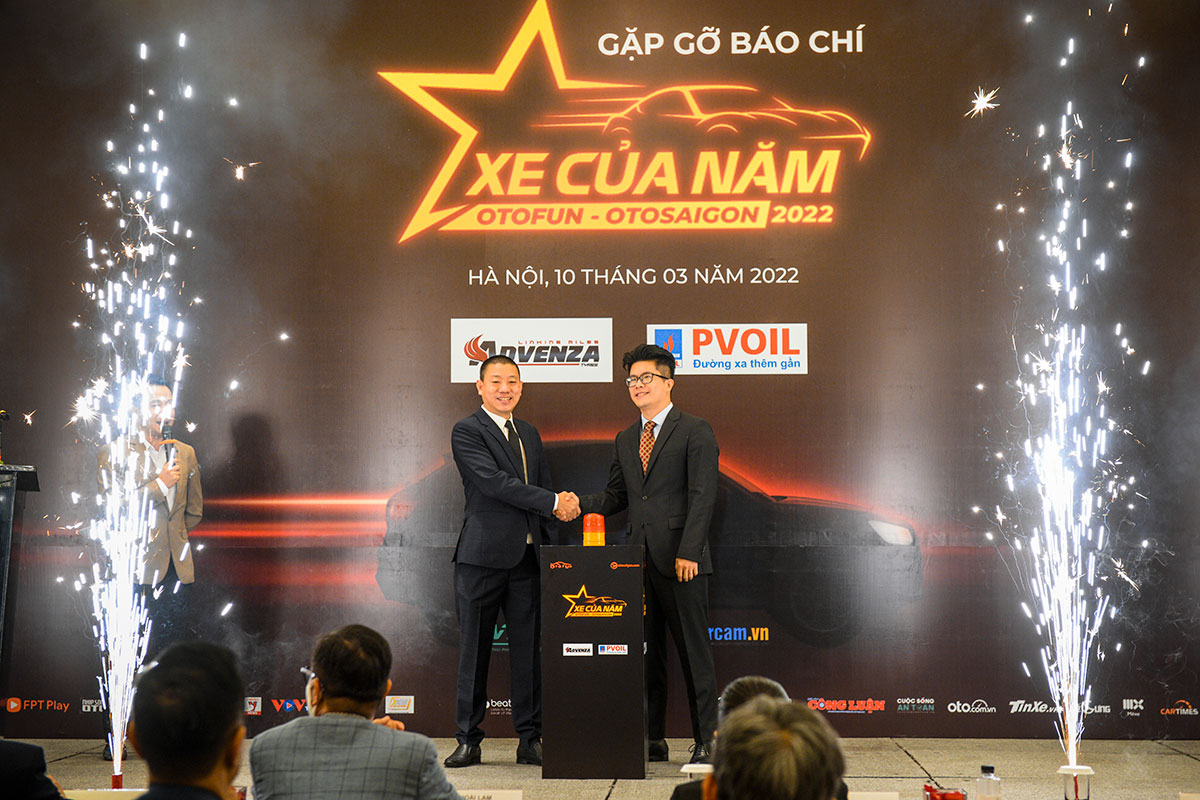 Ông Nguyễn Đại Hoàng và Ông Ngô Kỳ Lam chính thức bấm nút mở cổng bình chọn chương trình Xe của năm 2022.