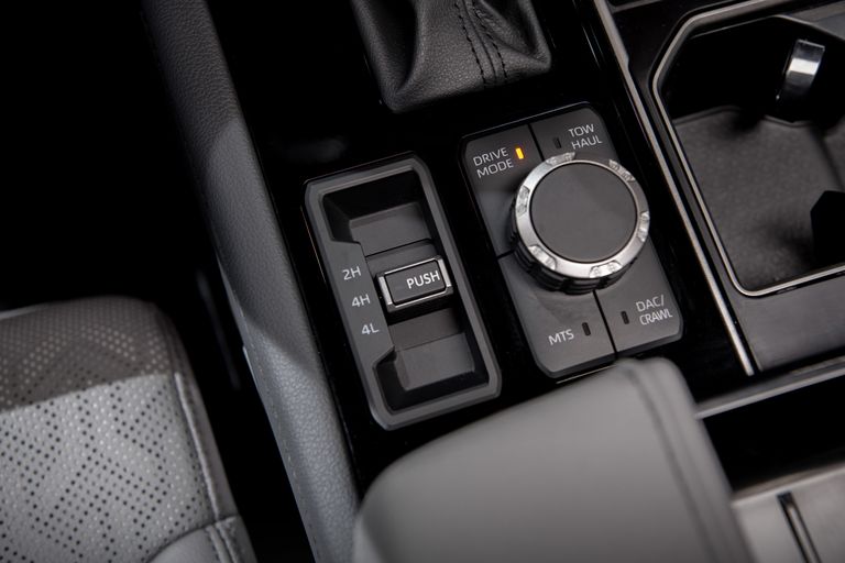 núm chuyển số Toyota Tundra 2022.
