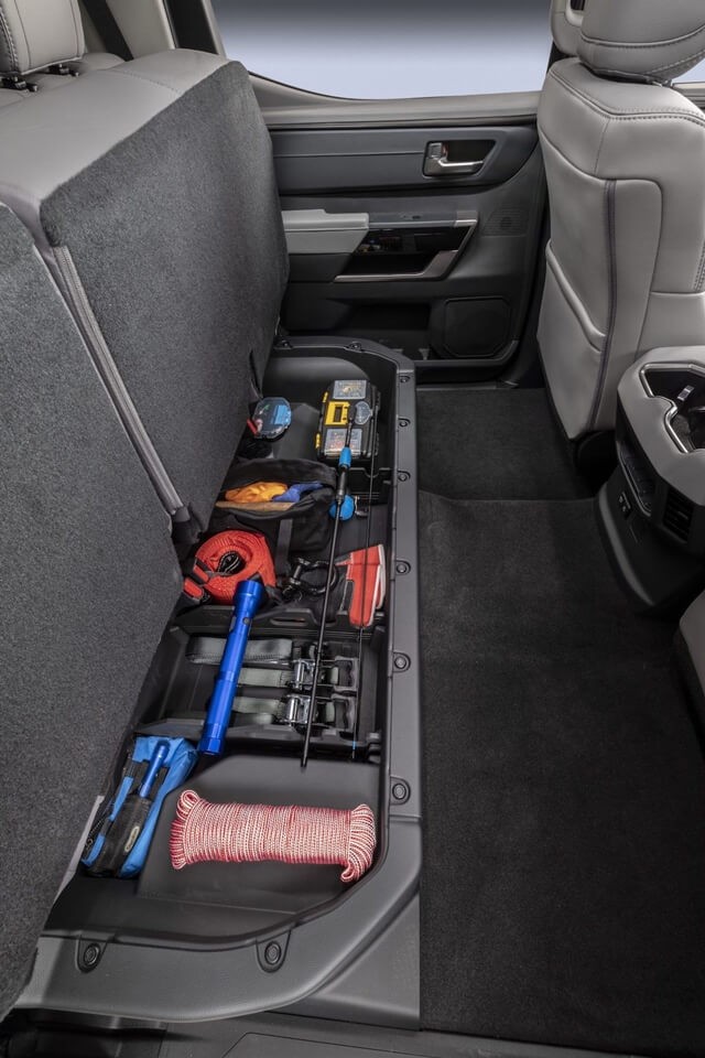 hộc đựng đồ trên xe Toyota Tundra 2022.