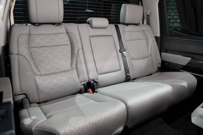 hàng ghế thứ 2 của xe Toyota Tundra 2022.