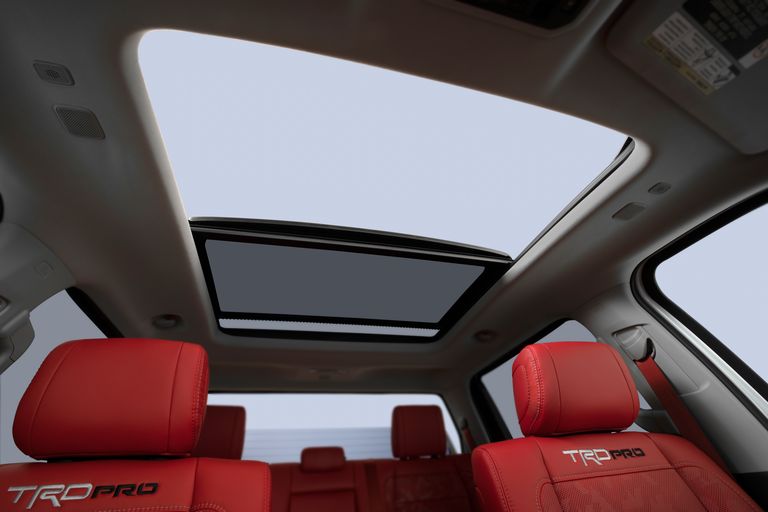 cửa sổ trời xe Toyota Tundra 2022.