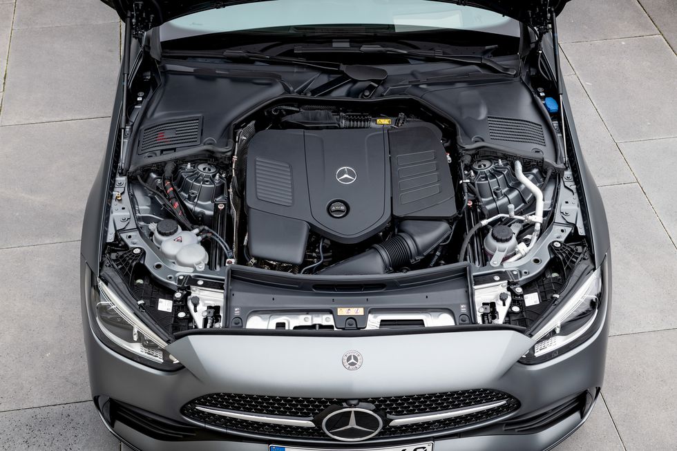Động cơ Mercedes-Benz C 300 2022.