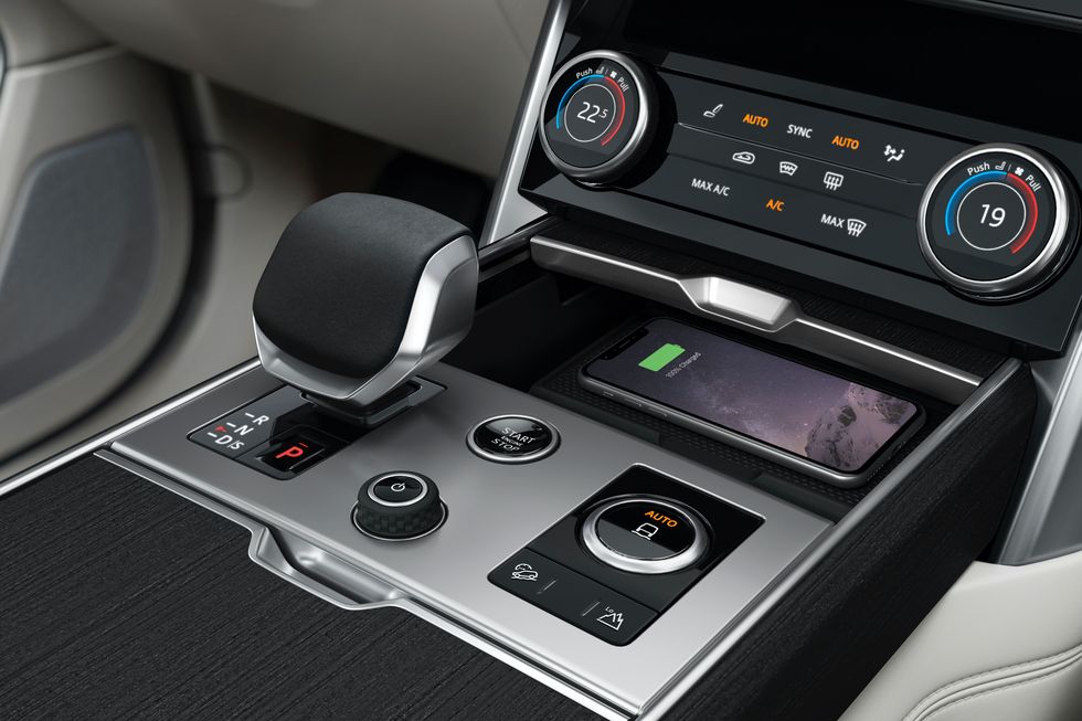 bảng điều khiển trung tâm xe Land Rover Range Rover 2022.