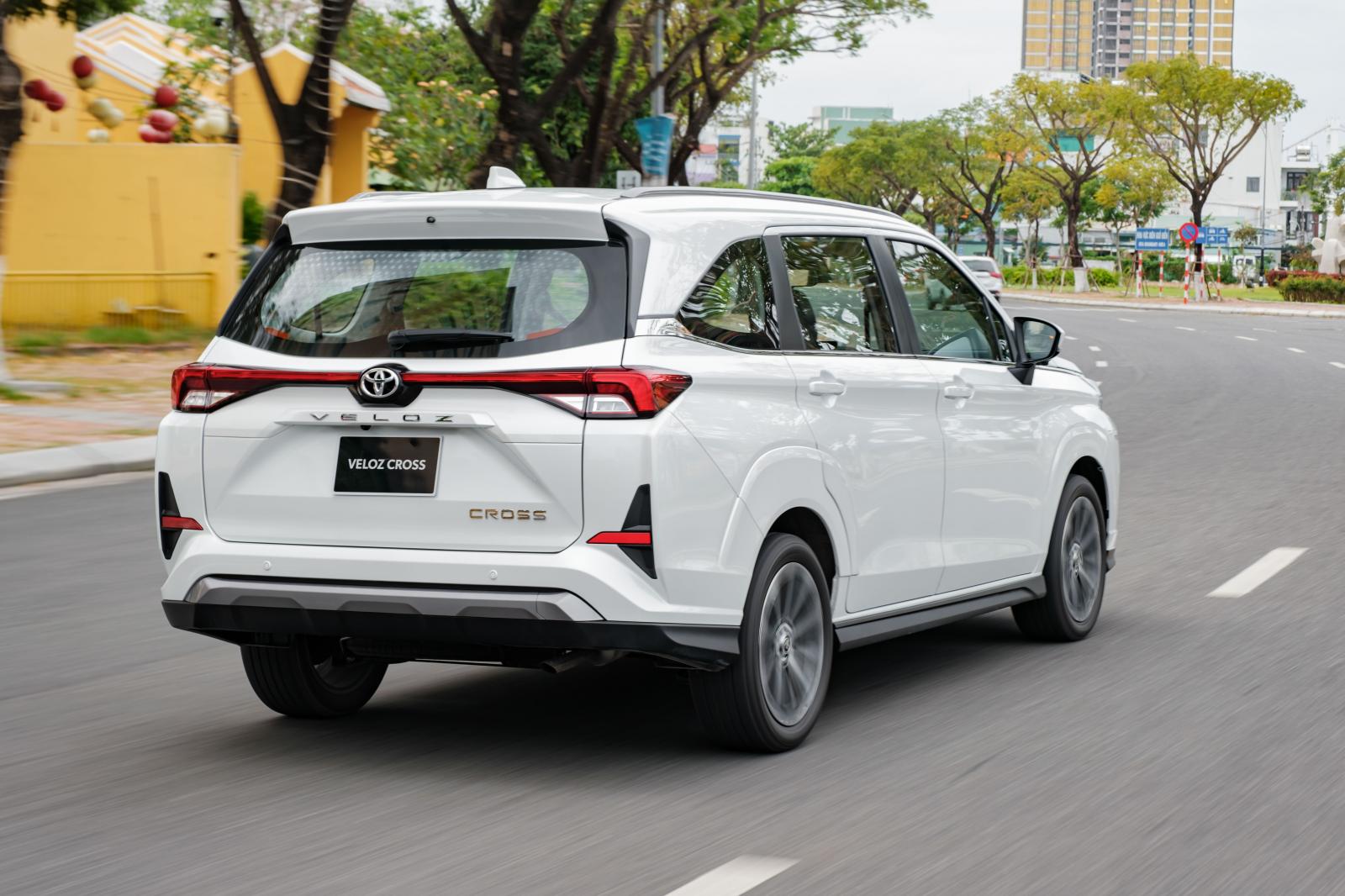 Giá xe Toyota Veloz Cross mới nhất kèm lăn bánh & khuyến mại (1/2023)