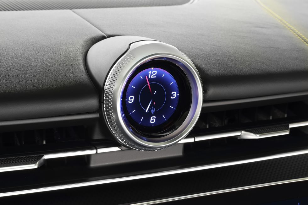 đồng hồ trang trí trên xe Maserati Grecale.